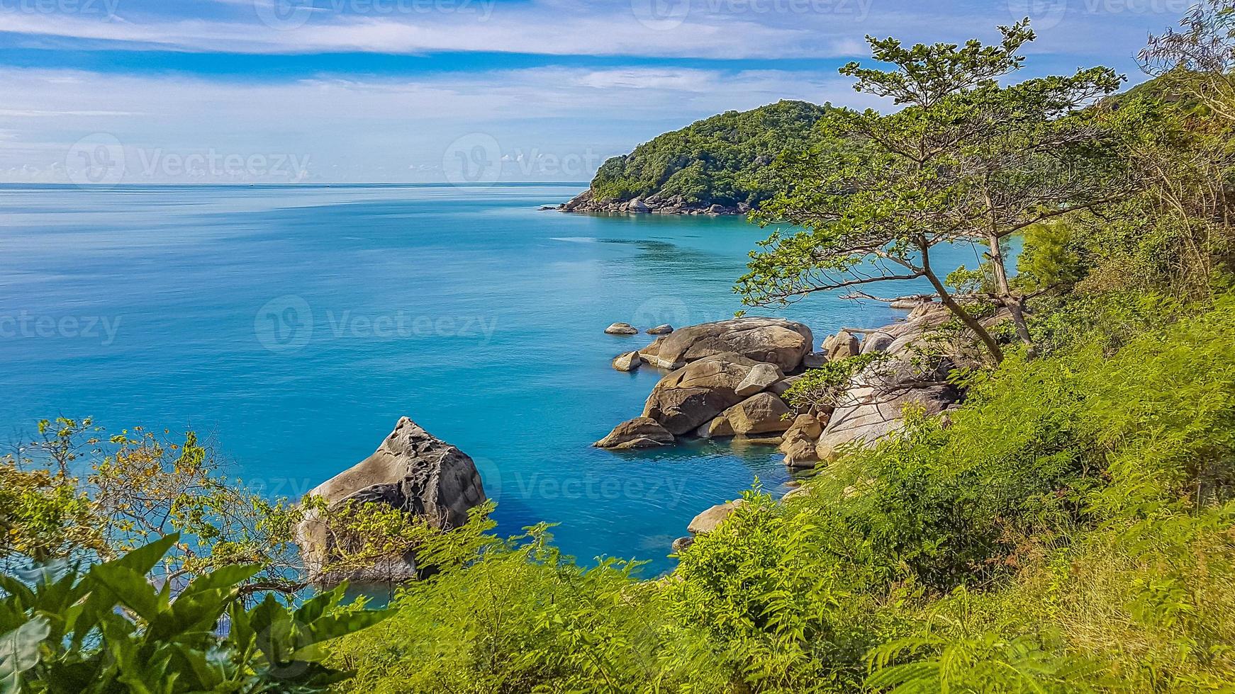 prachtig panoramisch uitzicht vanaf zilver strand koh samui thailand. foto