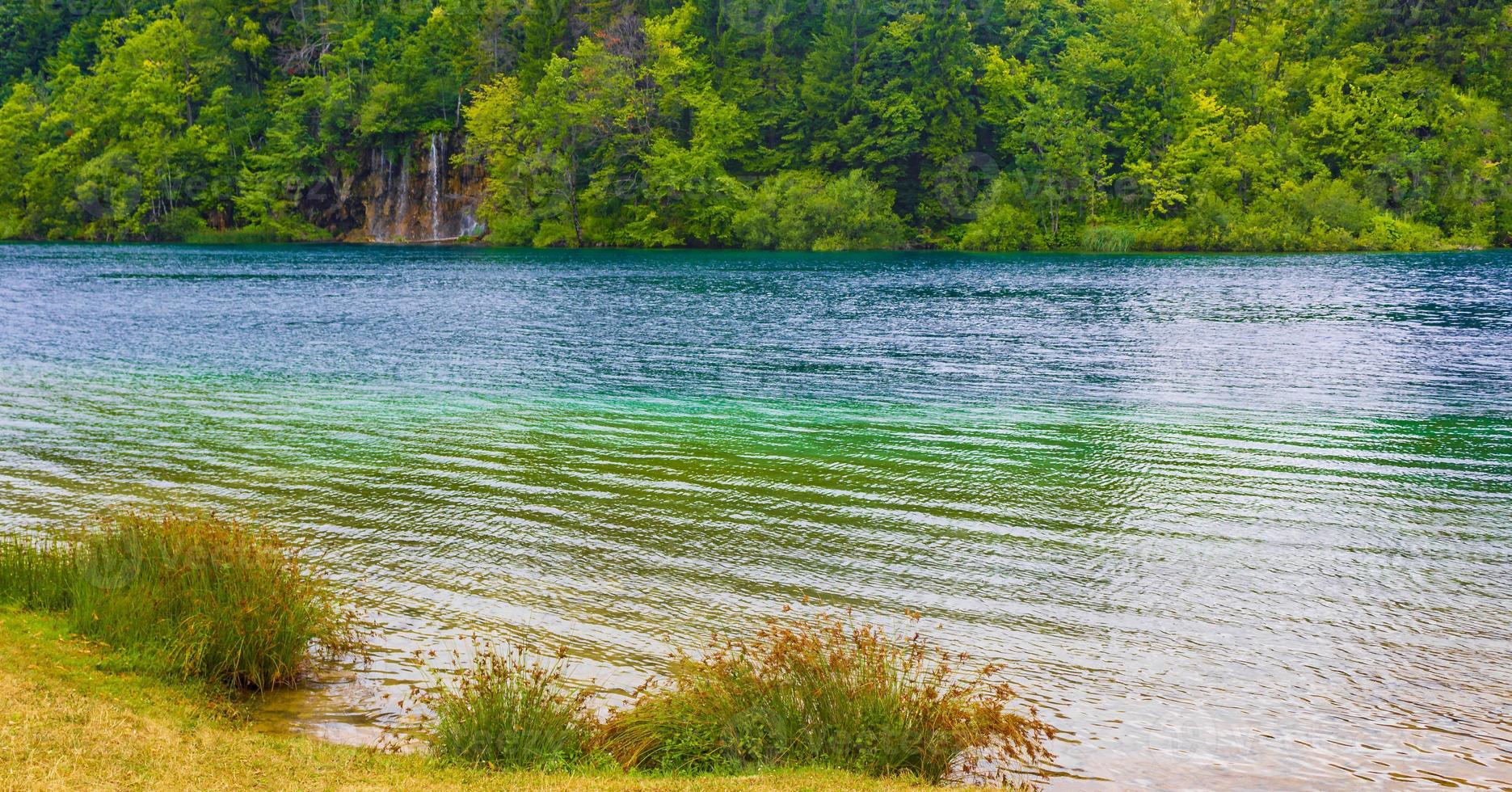 plitvice meren nationaal park turkoois groen water watervallen kroatië. foto