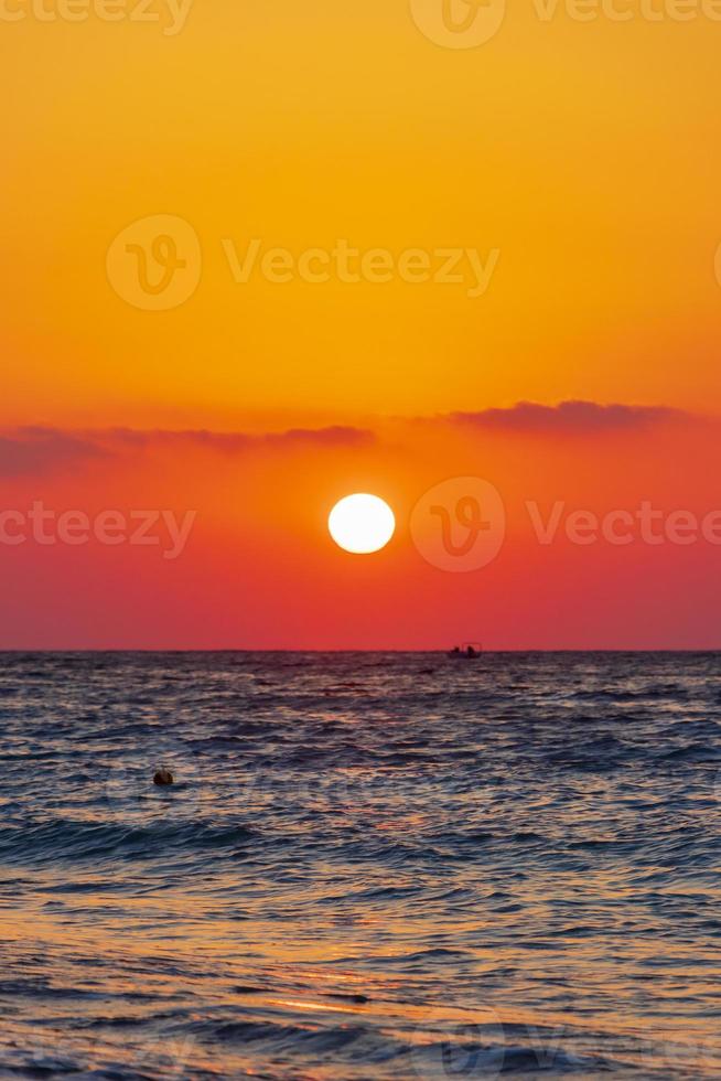 de mooiste kleurrijke zonsondergang op het strand van ialysos, rhodos, griekenland. foto