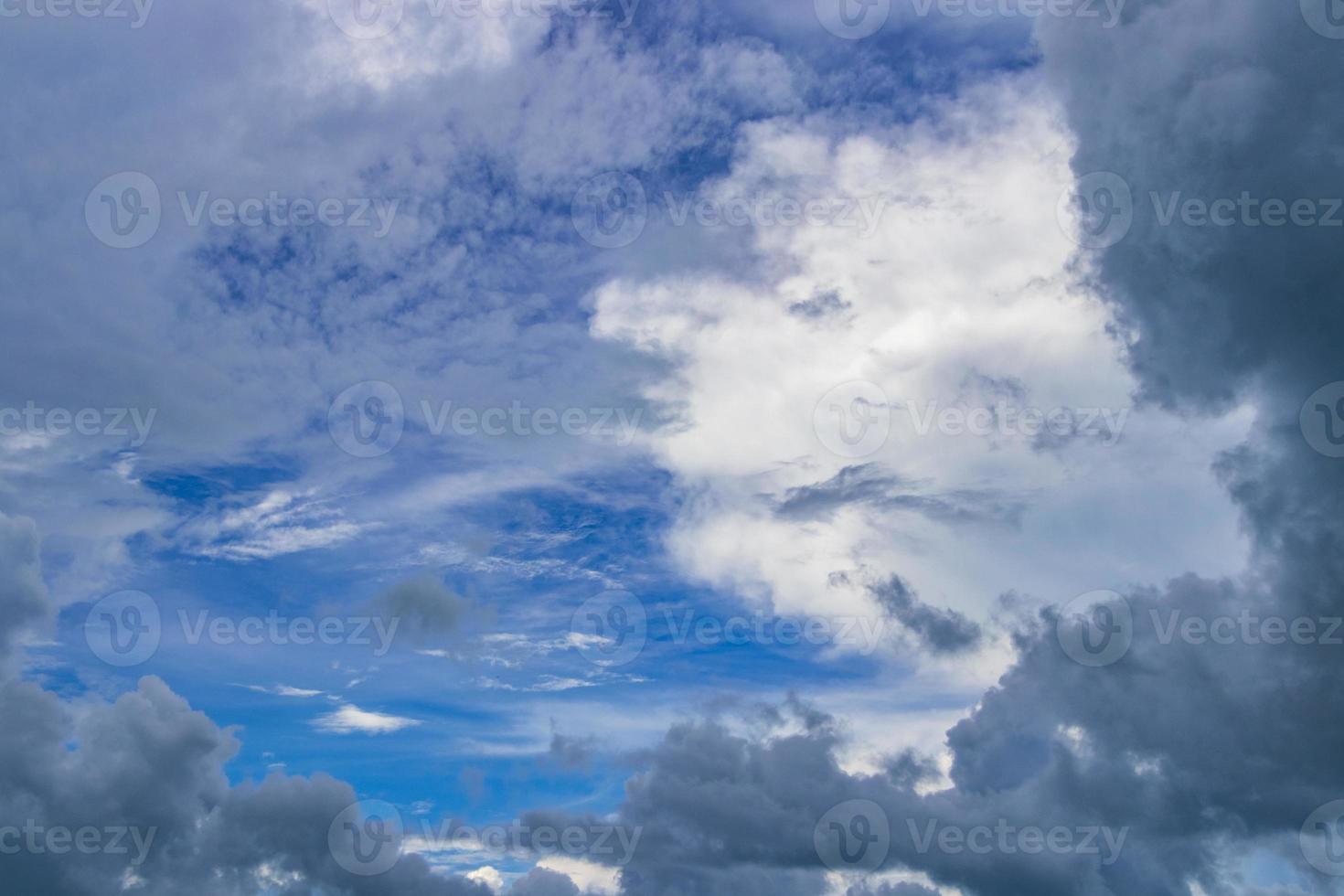 ongelooflijke wolkenformaties en blauwe lucht boven thailand. foto