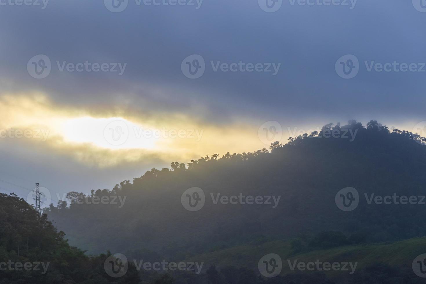 prachtige zonsopgang boven de bergen angra dos reis brazilië. foto