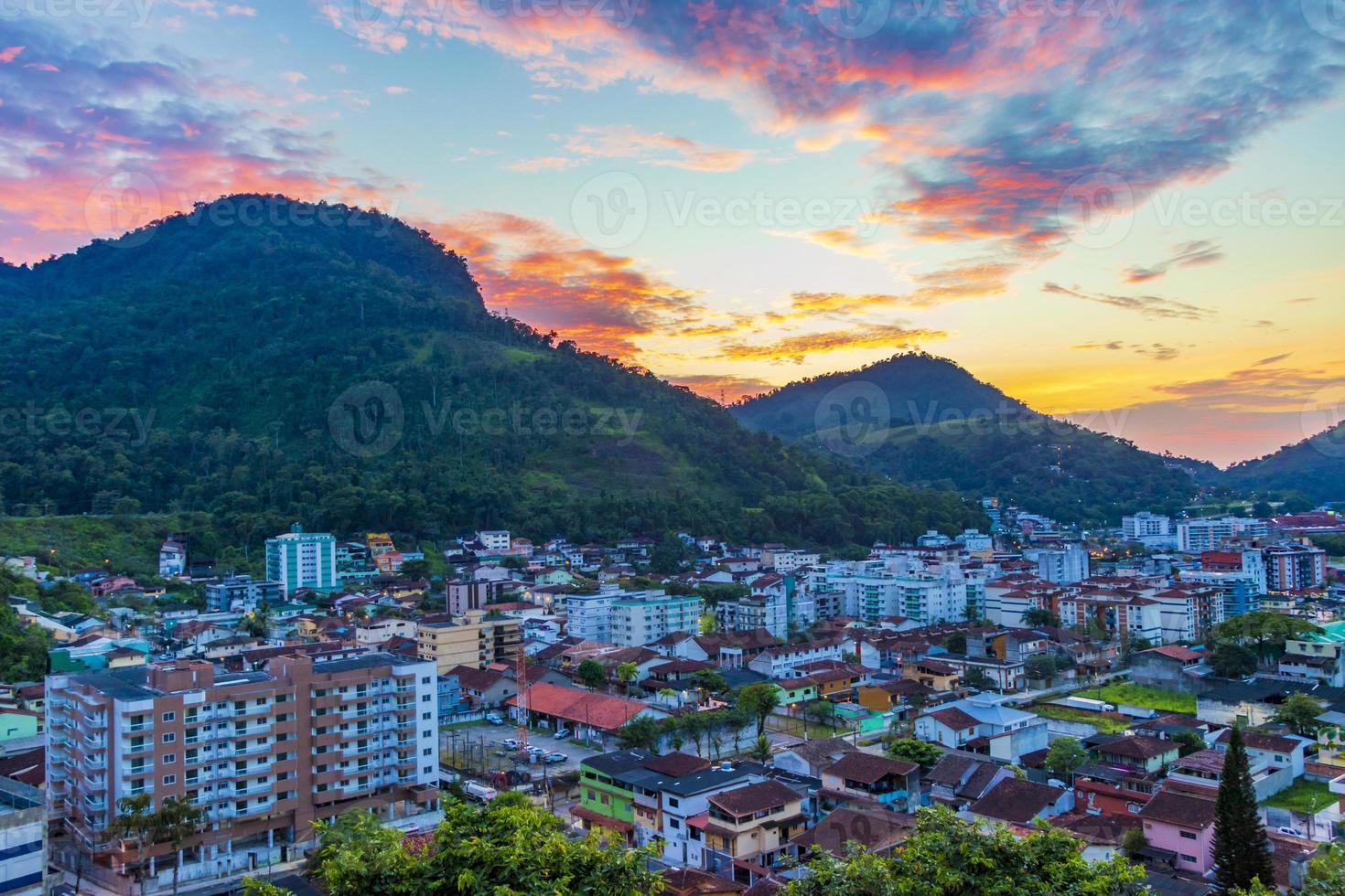 prachtige kleurrijke zonsopgang boven de bergen angra dos reis brazilië. foto