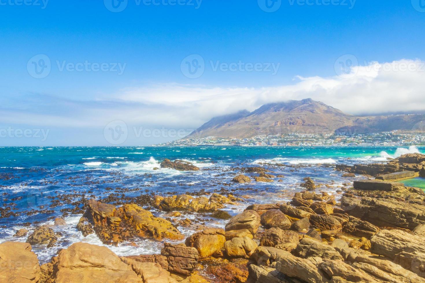 rotsachtig kustlandschap bij valse baai, kaapstad, zuid-afrika foto