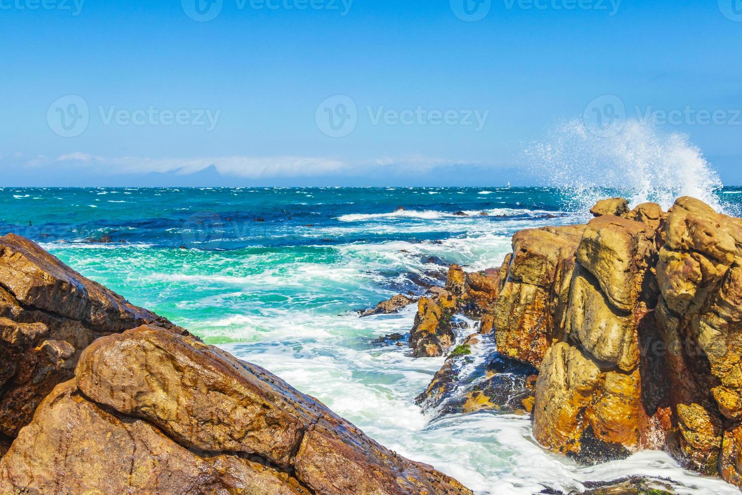 rotsachtig kustlandschap bij valse baai, kaapstad, zuid-afrika foto