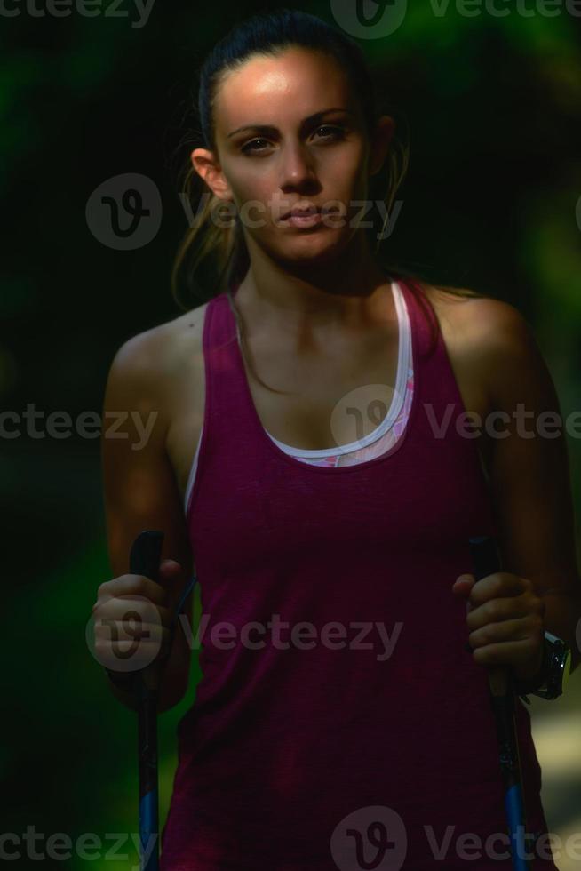 portret van jonge sportieve vrouw foto