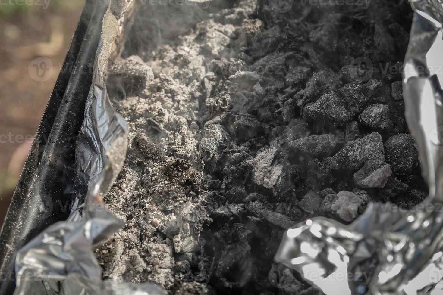 droge houtskool en as in een grill foto