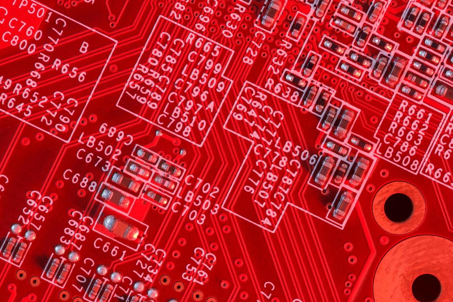 elektronische printplaat in rood met elektronische componenten bovenaanzicht foto