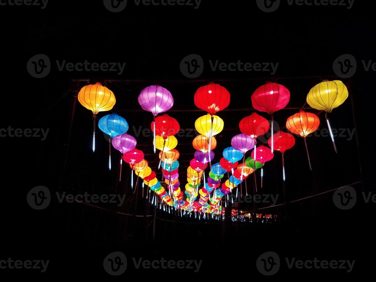 chinese lantaarns aangestoken foto