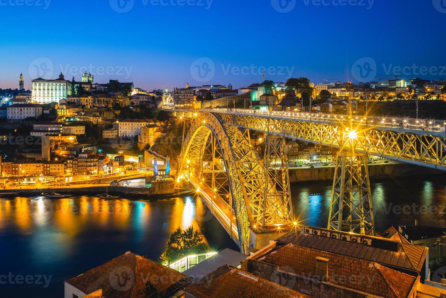 dom luiz-brug over de rivier de douro in porto in portugal 's nachts foto