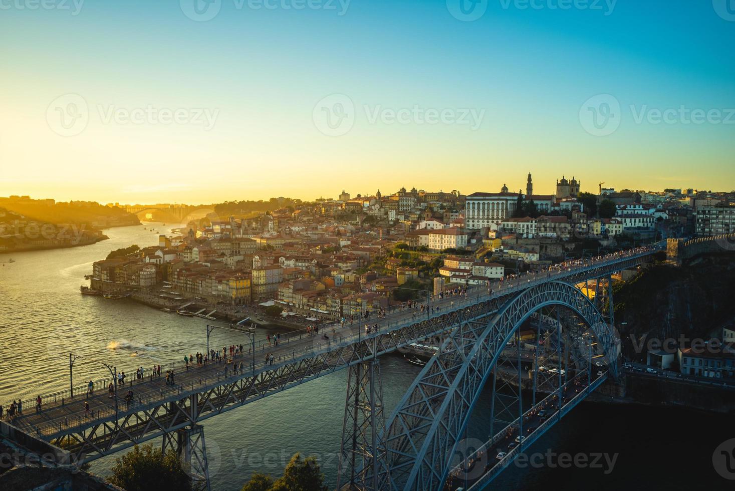 dom luiz brug over de rivier de douro in porto in portugal in de schemering foto