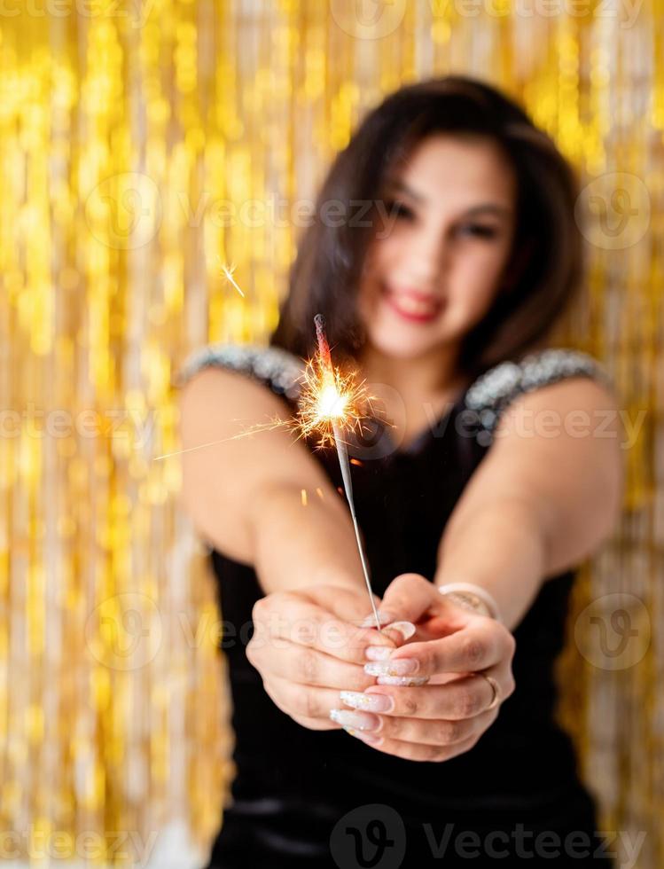 vrouw met sterretje en ballon op gouden achtergrond foto