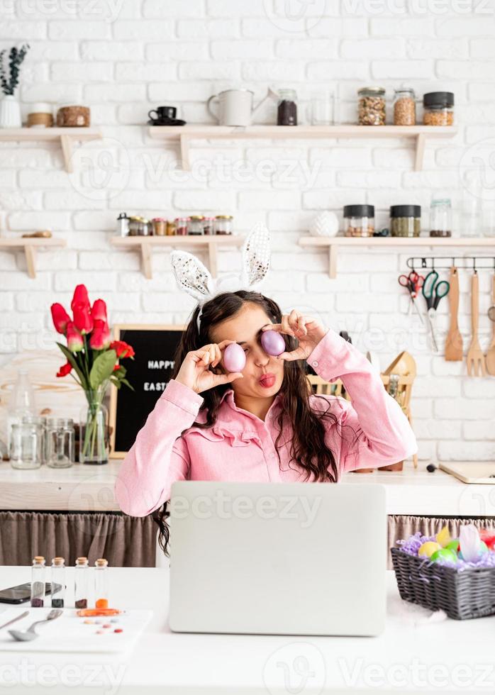 vrouw die haar vrienden online begroet, Pasen viert foto