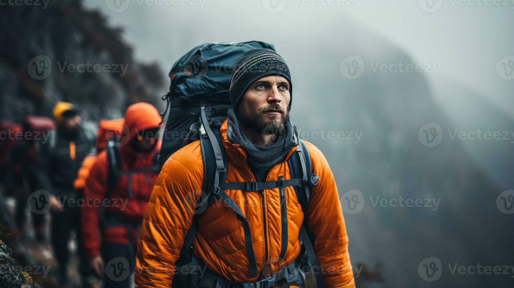 voorzichtig vooruitgang van een groep van bergbeklimmers in bergachtig terrein. generatief ai foto