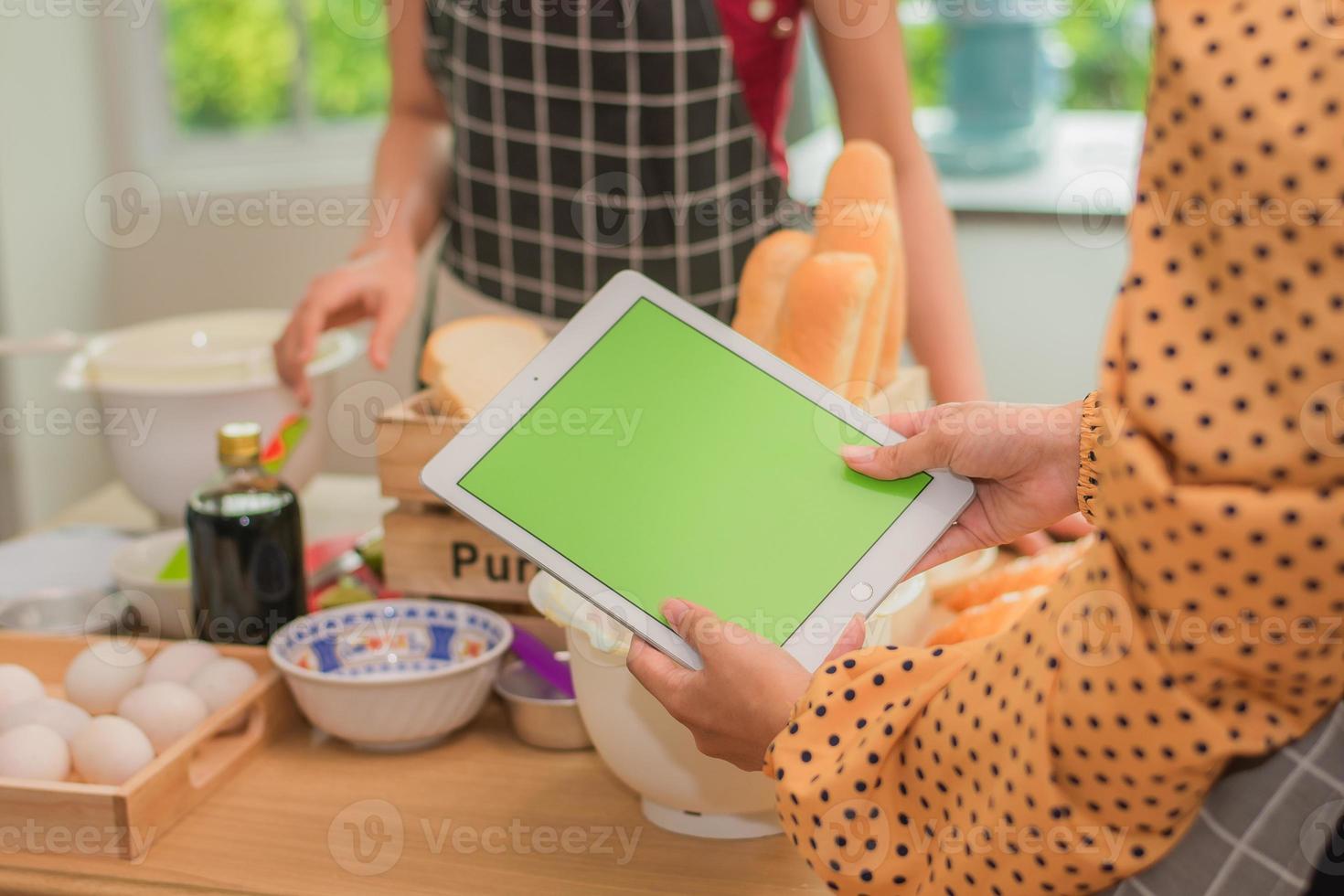 close-up hand met tablettechnologie in broodwinkel foto