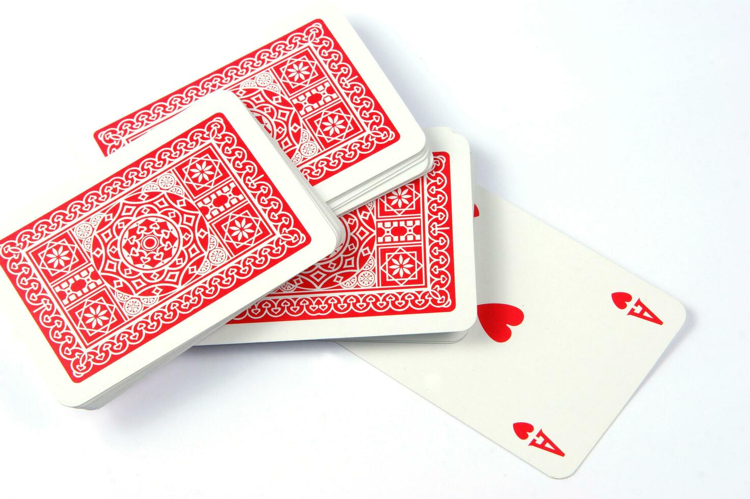 een stapel van spelen kaarten Aan een tafel foto