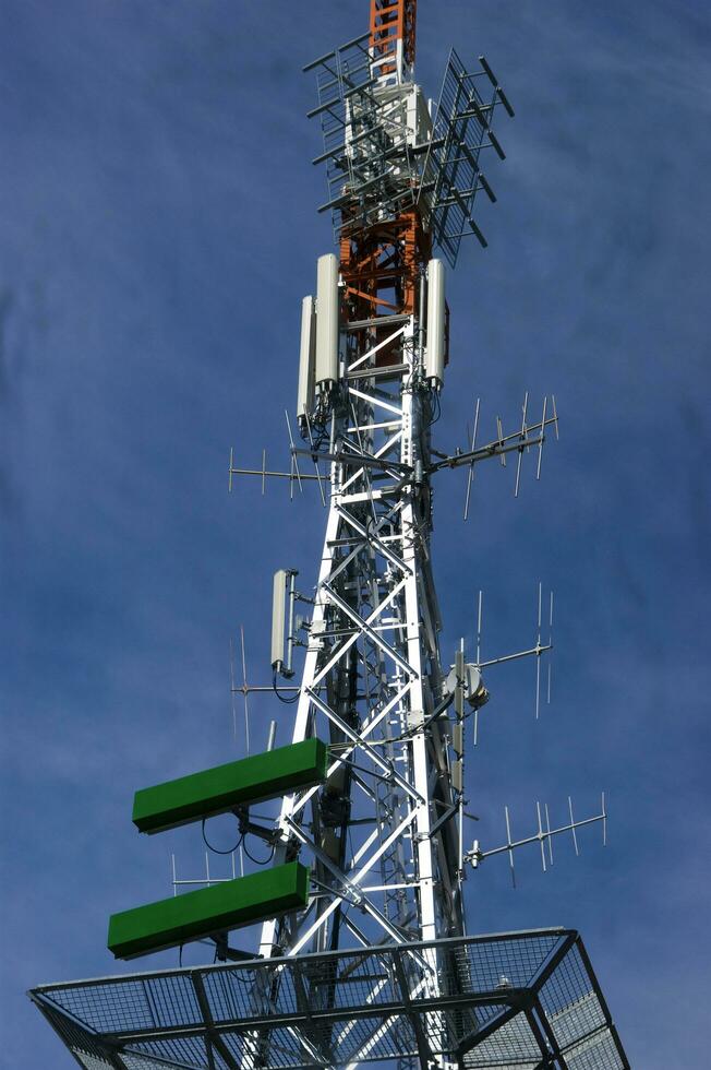 een toren met antennes foto