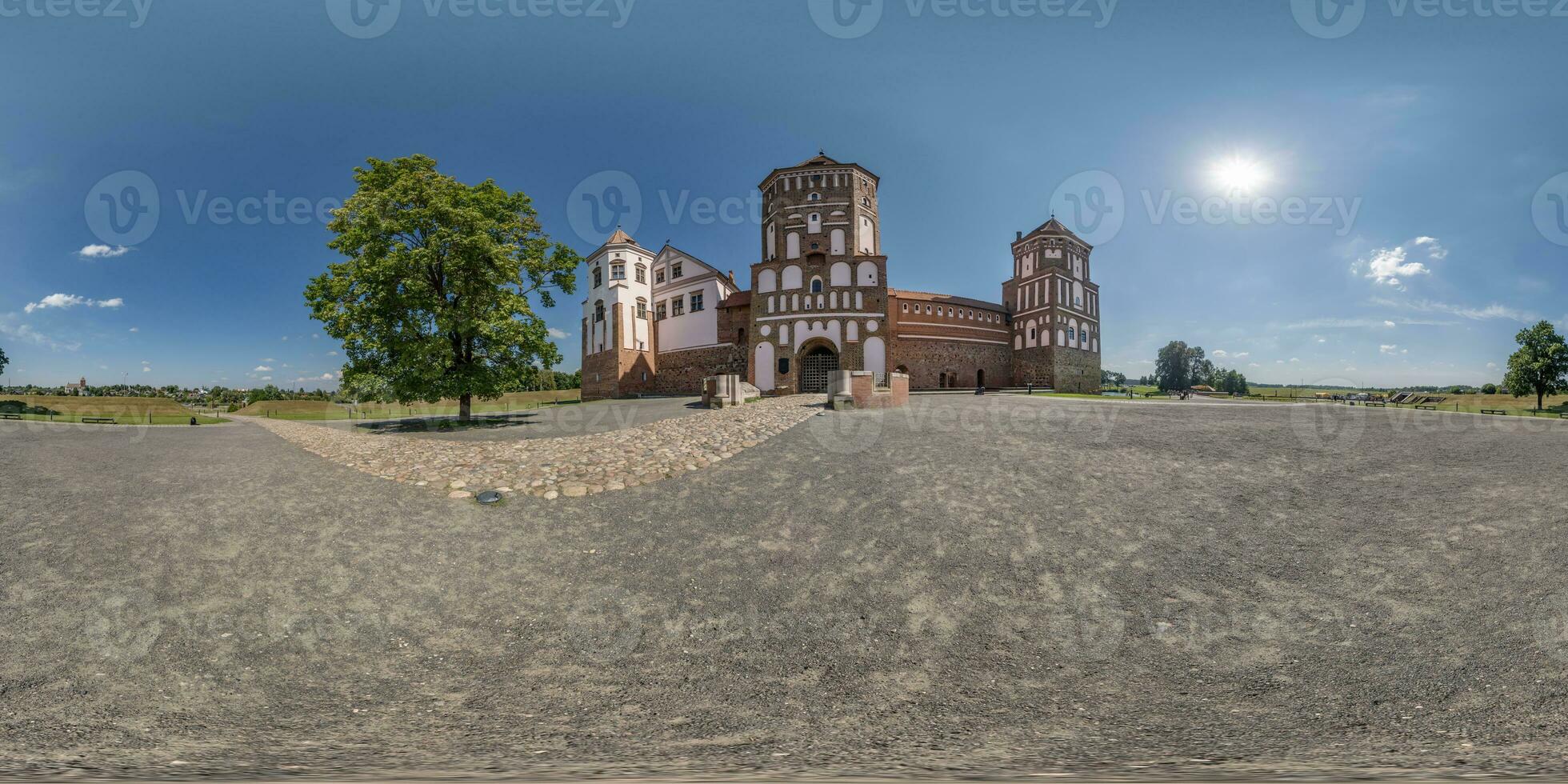 vol naadloos bolvormig hdri 360 panorama in de buurt reusachtig neogotisch kasteel, defensief verrijking en residentie in equirectangular projectie met zenit en, klaar voor vr virtueel realiteit inhoud foto