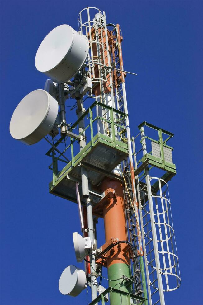 een cel telefoon toren met twee antennes foto