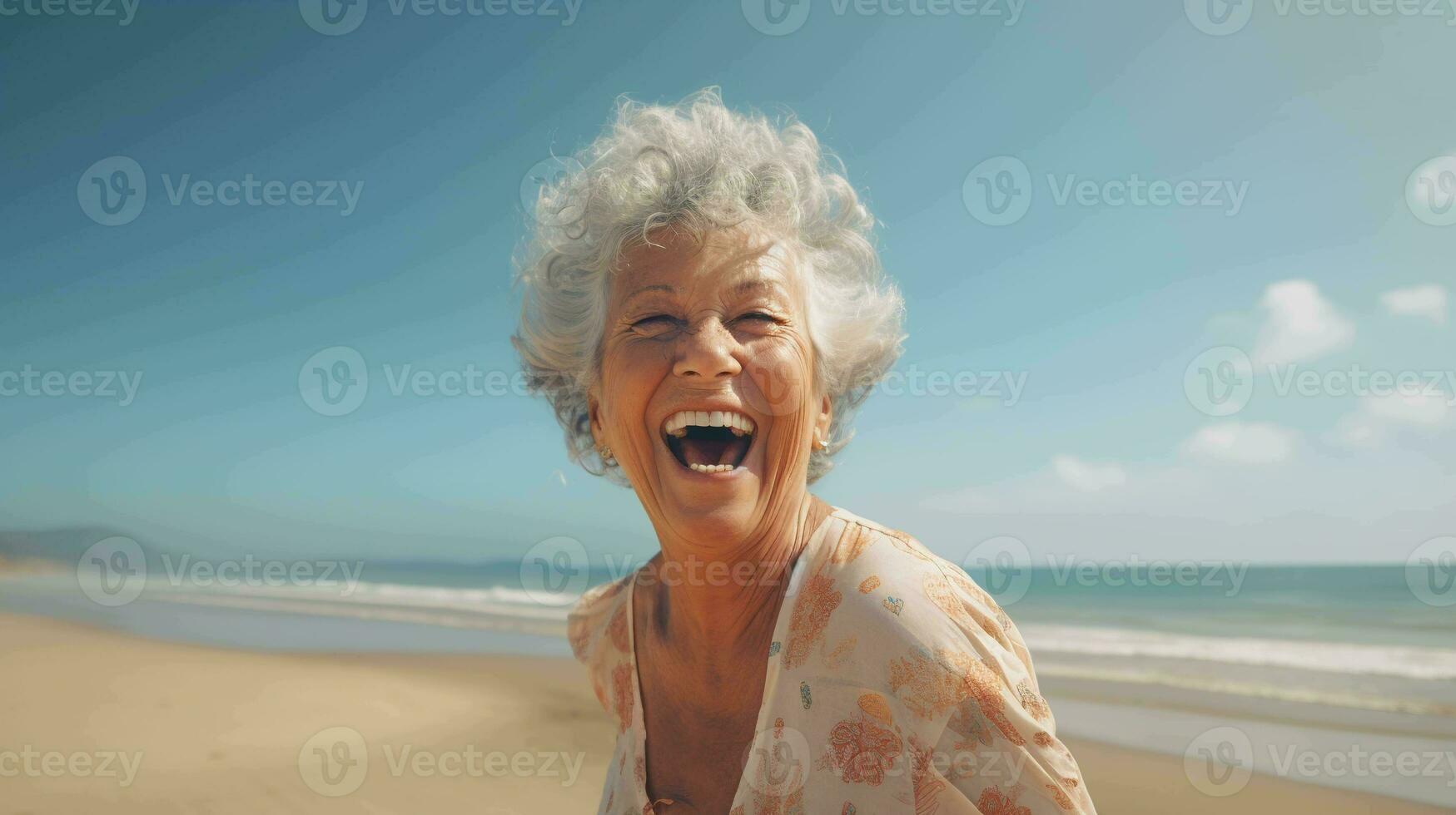 levendig senior. omarmen de schoonheid van leven met gelach Aan de strand foto