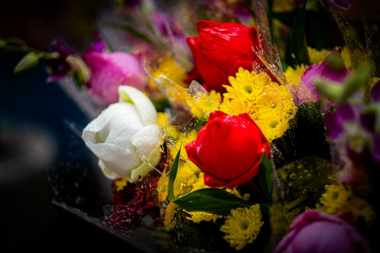 bloemen muur achtergrond met verbazingwekkend rood, oranje, roze, paars, groen en wit chrysant bloemen ,bruiloft decoratie, hand- gemaakt mooi bloem muur achtergrond foto