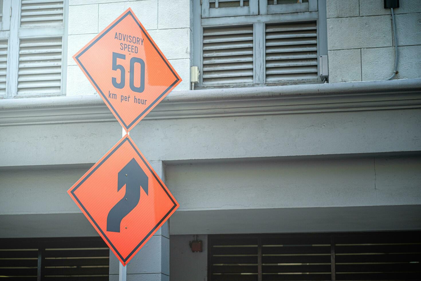 adviserend snelheid begrenzing teken, 50 km snelheid teken Aan de straat foto