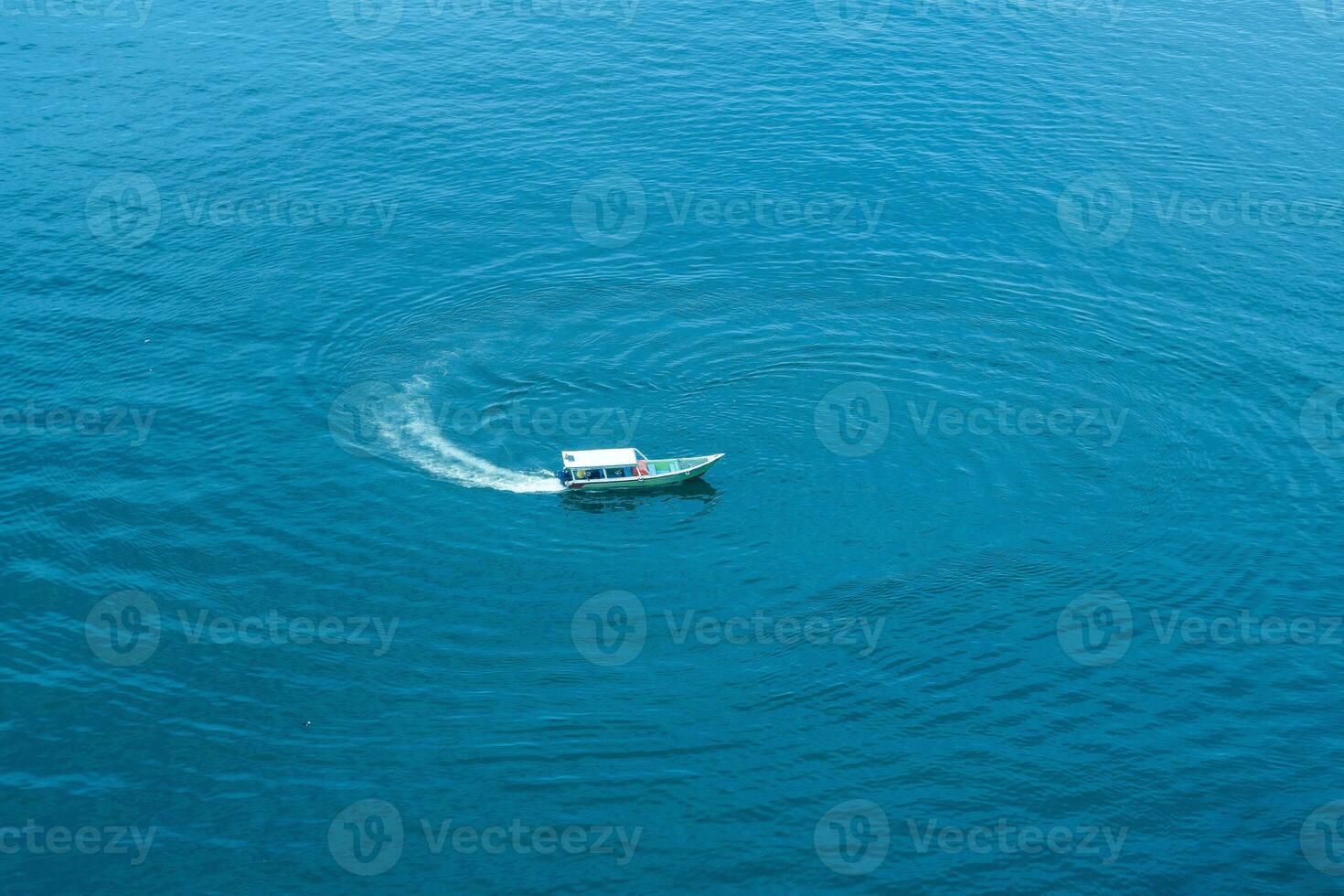 visvangst boot op reis in de mooi blauw zee. visvangst boot spinnen foto