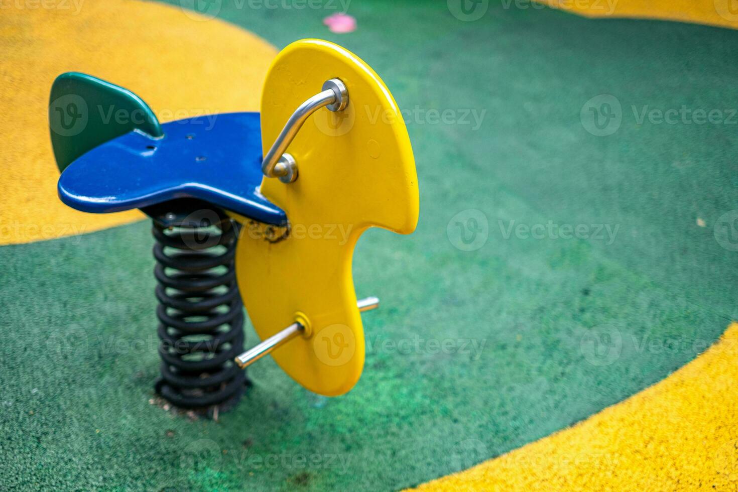 geel en groen speelplaats speelgoed- Aan werf in de park foto