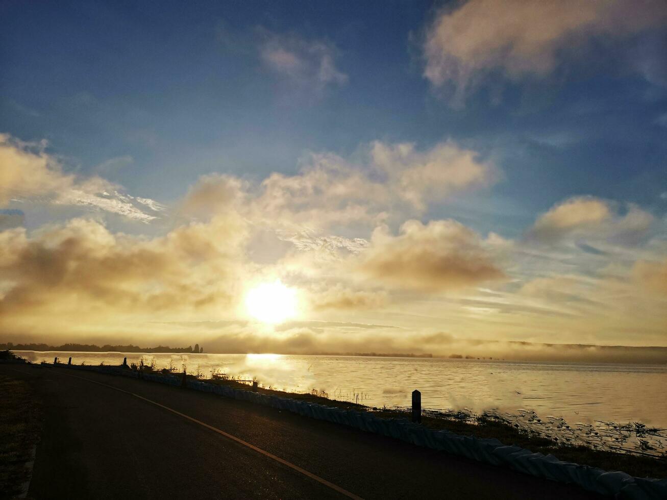 de atmosfeer van de weg achter de dam, de oefening plaats foto