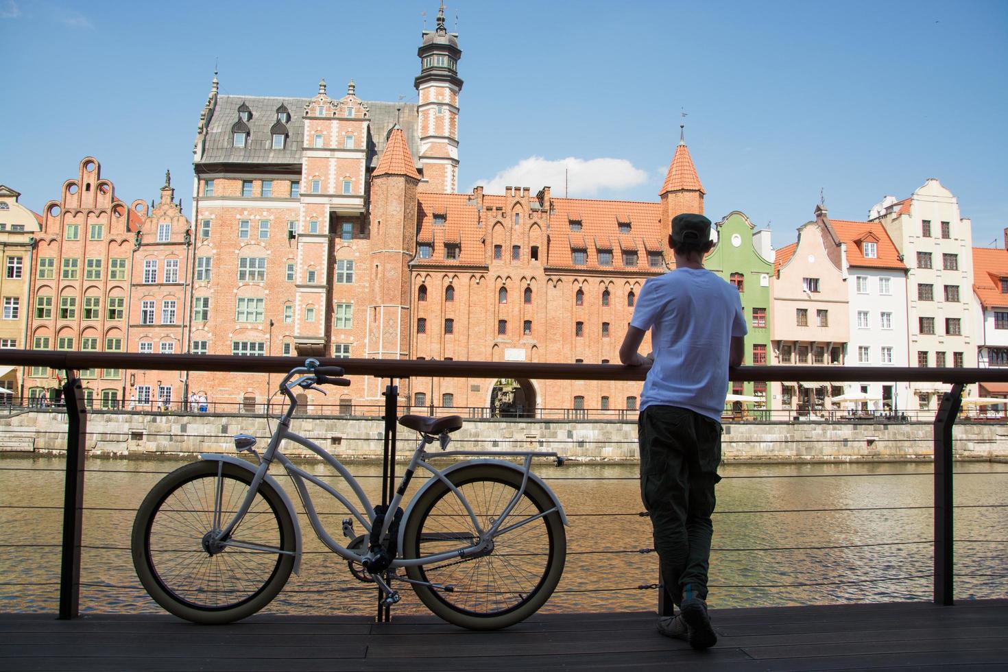 jonge mannelijke reiziger met fiets in gdansk foto