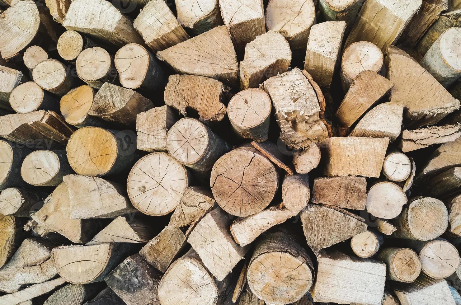 achtergrond met hout opgestapeld en klaar om te worden verbrand foto