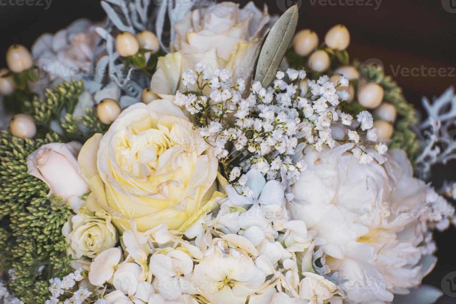 boeket rozen en bloemen gebruikt voor een bruiloft foto