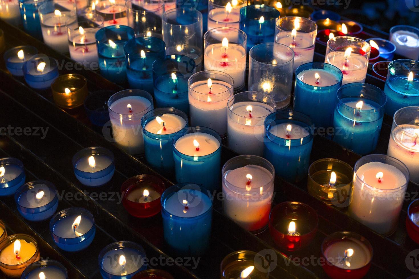 gekleurde kaarsen gebruikt in de kerk foto