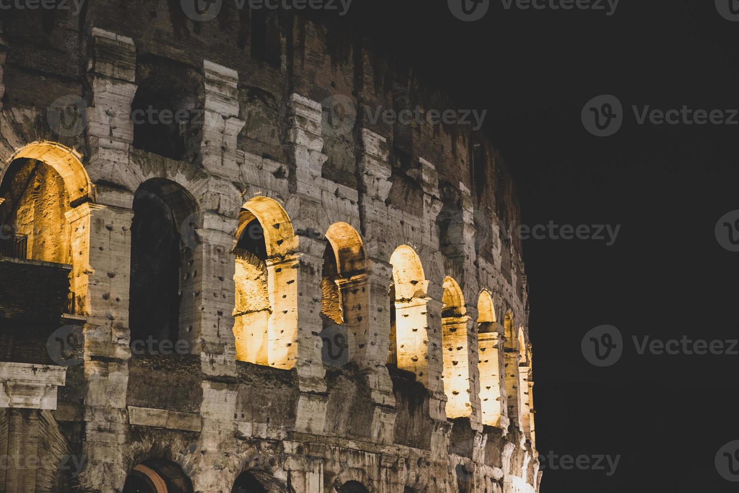 detail van het colosseum in rome, nachtfoto foto