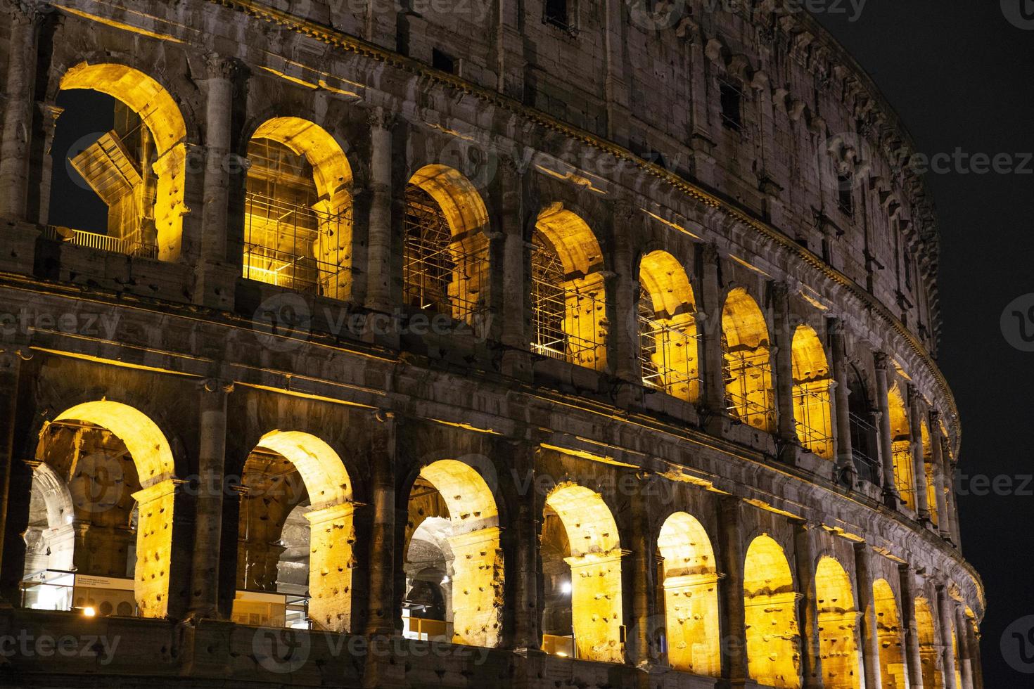 detail van het colosseum in rome, nachtfoto foto