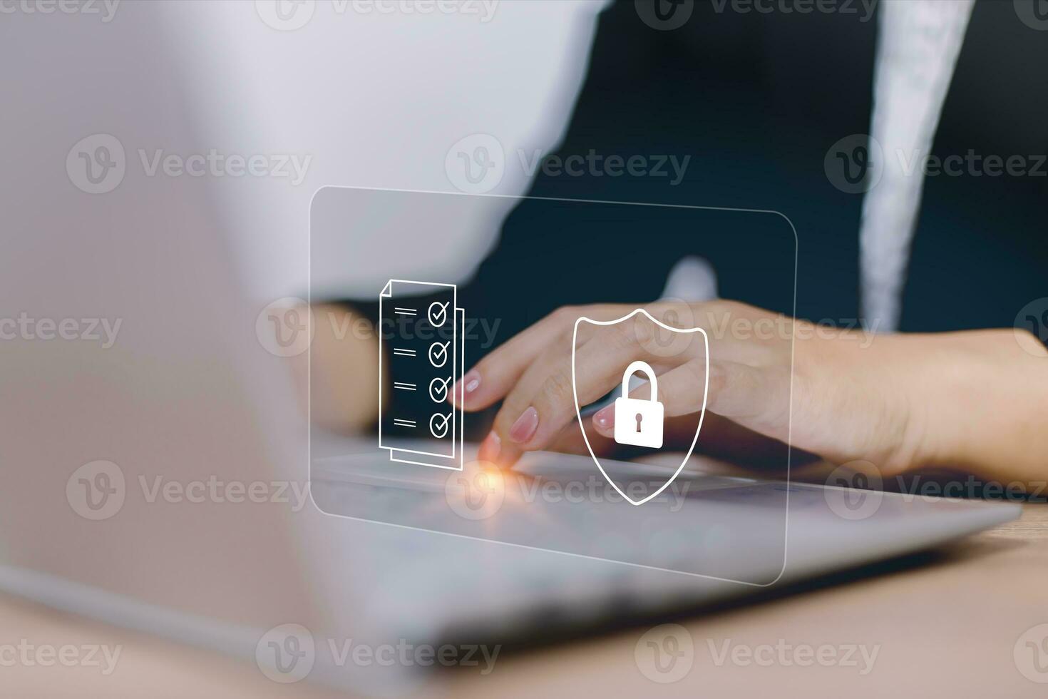 veiligheid concept, privacy naar beschermen gegevens, slot icoon en internet netwerk veiligheid technologie Aan laptop en virtueel koppel. foto