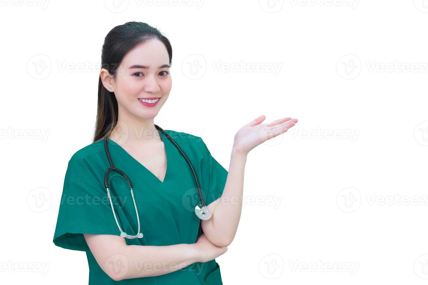 professioneel jong Aziatisch vrouw dokter draagt medisch kleding terwijl shows haar hand- naar stel voor iets Aan wit achtergrond. bescherming en gezondheidszorg concept. foto