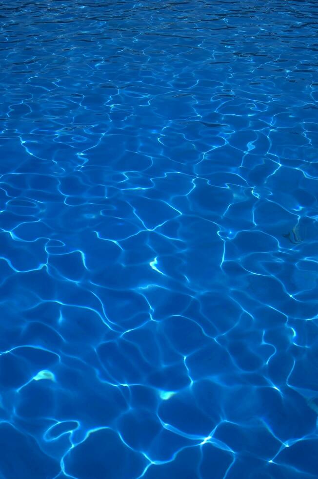 blauw water in een zwemmen zwembad foto