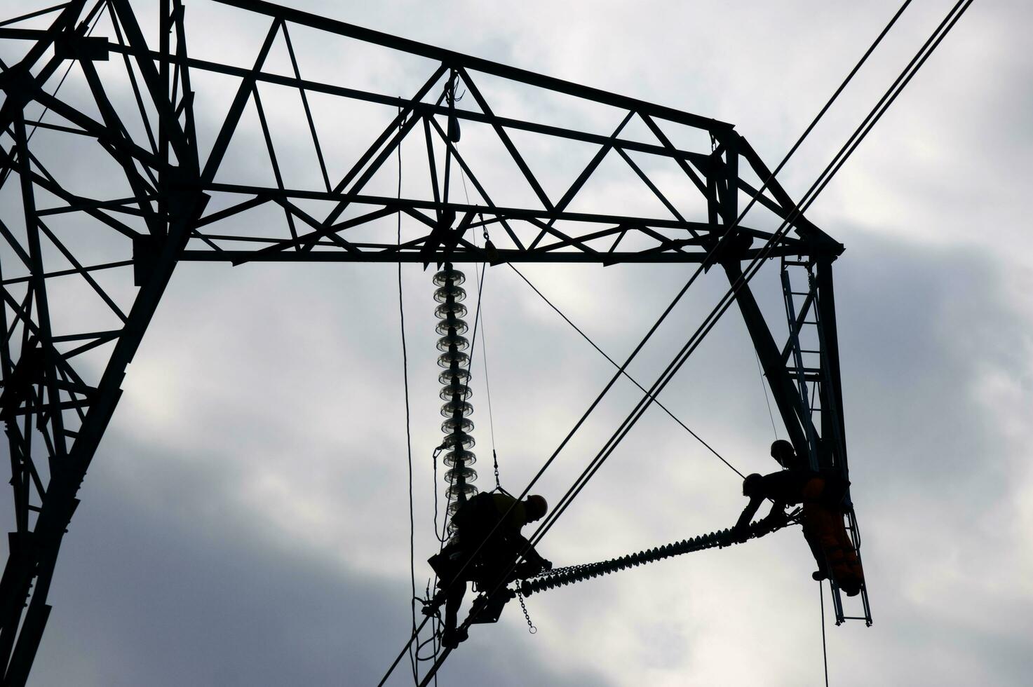 onderhoud van een hoog Spanning pyloon foto