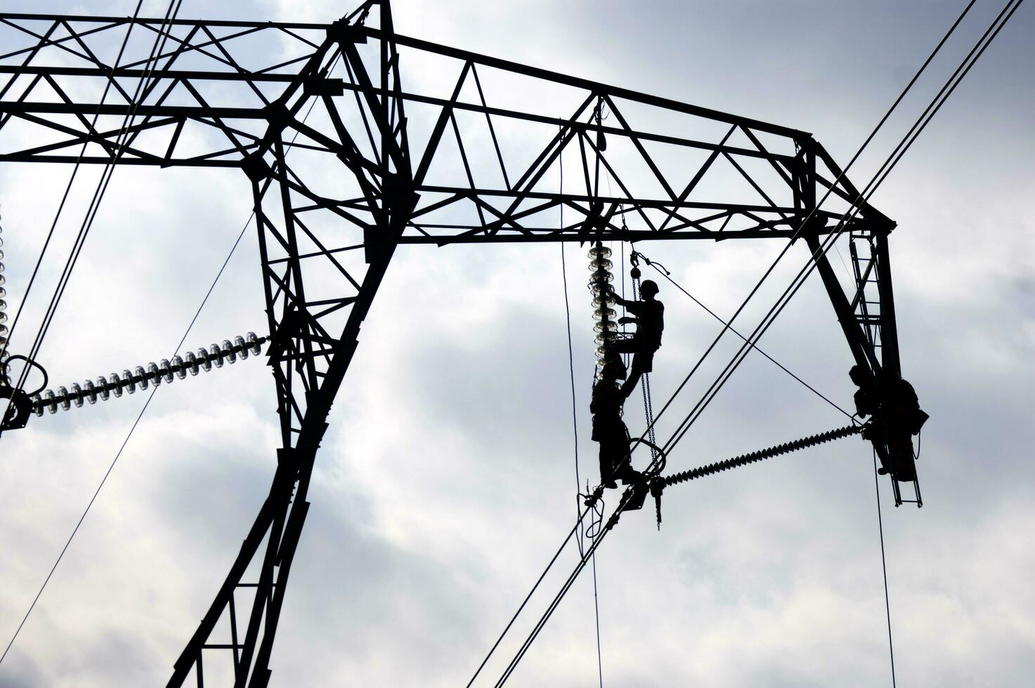 onderhoud van een hoog Spanning pyloon foto