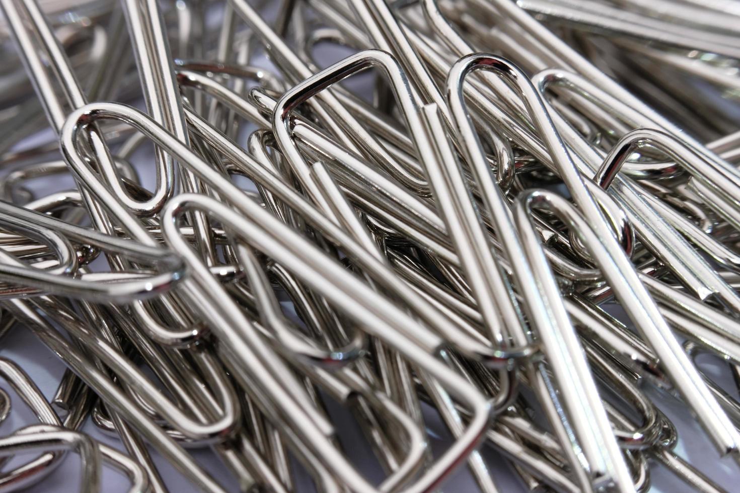 close-up paperclip op witte achtergrond foto