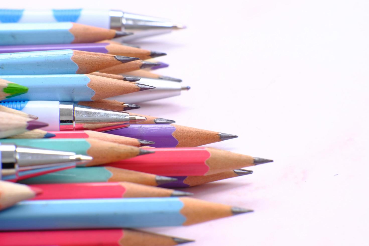 potlood op witte achtergrond en terug naar school foto