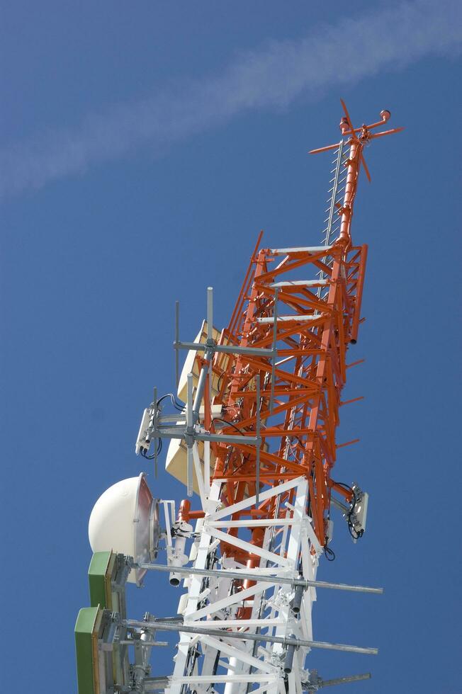 een toren met antennes foto