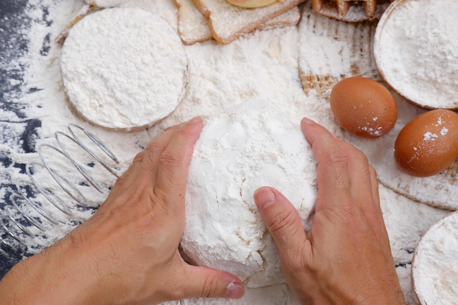 bloem en eieren voor het bakken van ingrediënten foto