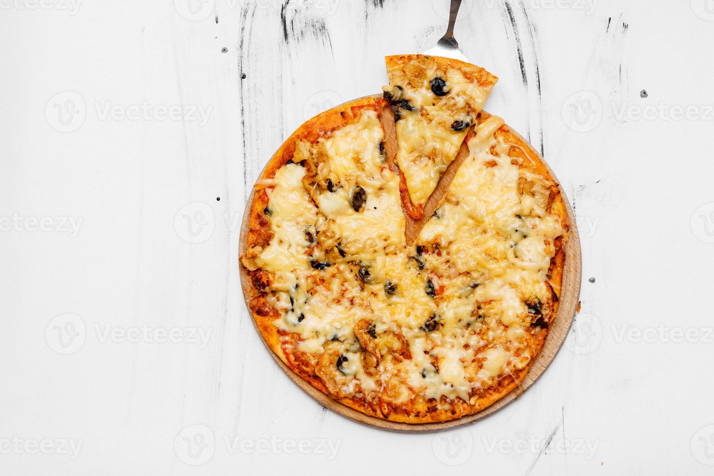 gesneden pizza met ingrediënten op witte achtergrond foto