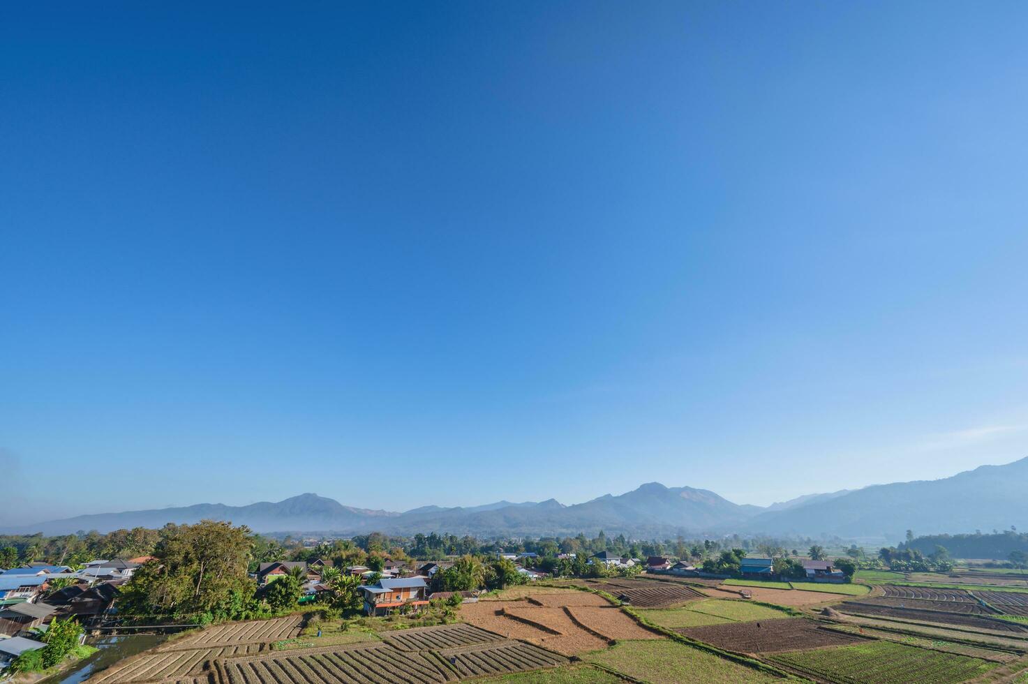 landschap visie van zonsopkomst in de vroeg ochtend- en zee van de nevel Hoes de mountian Aan de wat phuket tempel gezichtspunt pua wijk nan.pua in de centraal een deel van nan provincie, noordelijk Thailand foto