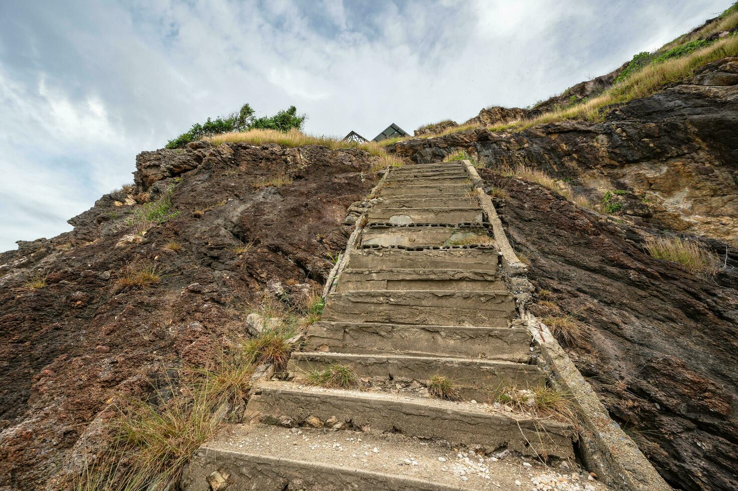 steen trap bereiken naar de top van mountian in de landelijk van Thailand. foto