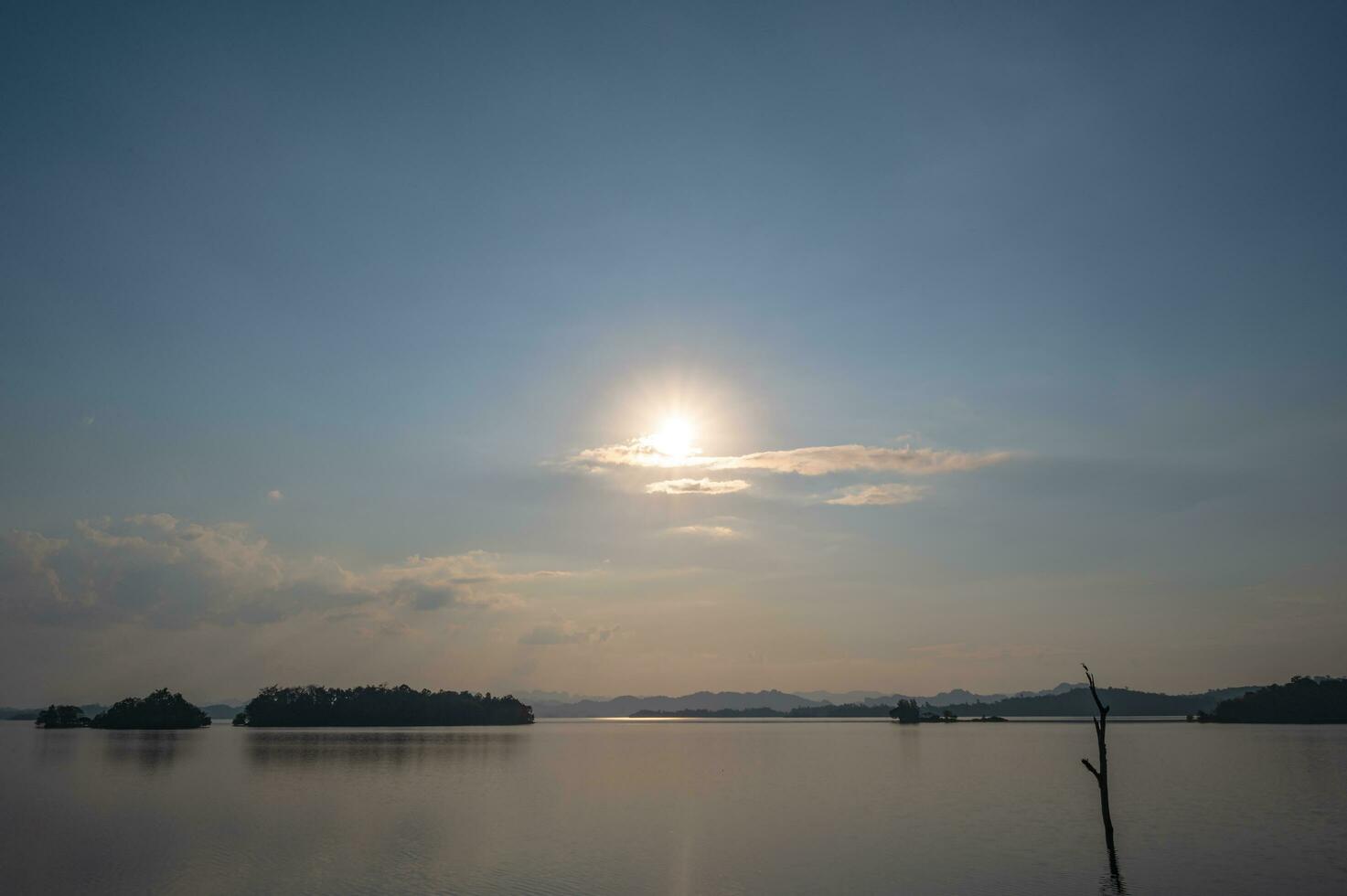 mooi zonsondergang visie van pom plas visie punt.pom plas gezichtspunt is gelegen in khao laem nationaal park, string pha phum wijk, kanchanaburi provincie foto