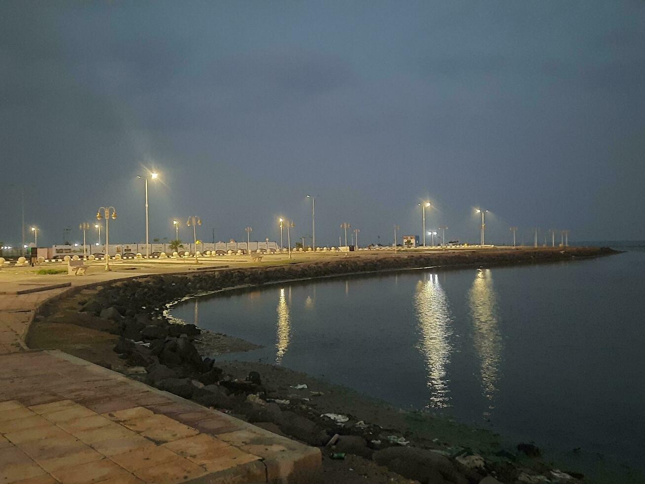 mooi ochtend- visie van al qunfudhah strand, saudi Arabië. de lichten Aan de strand zijn creëren een mooi tafereel in de ochtend. foto