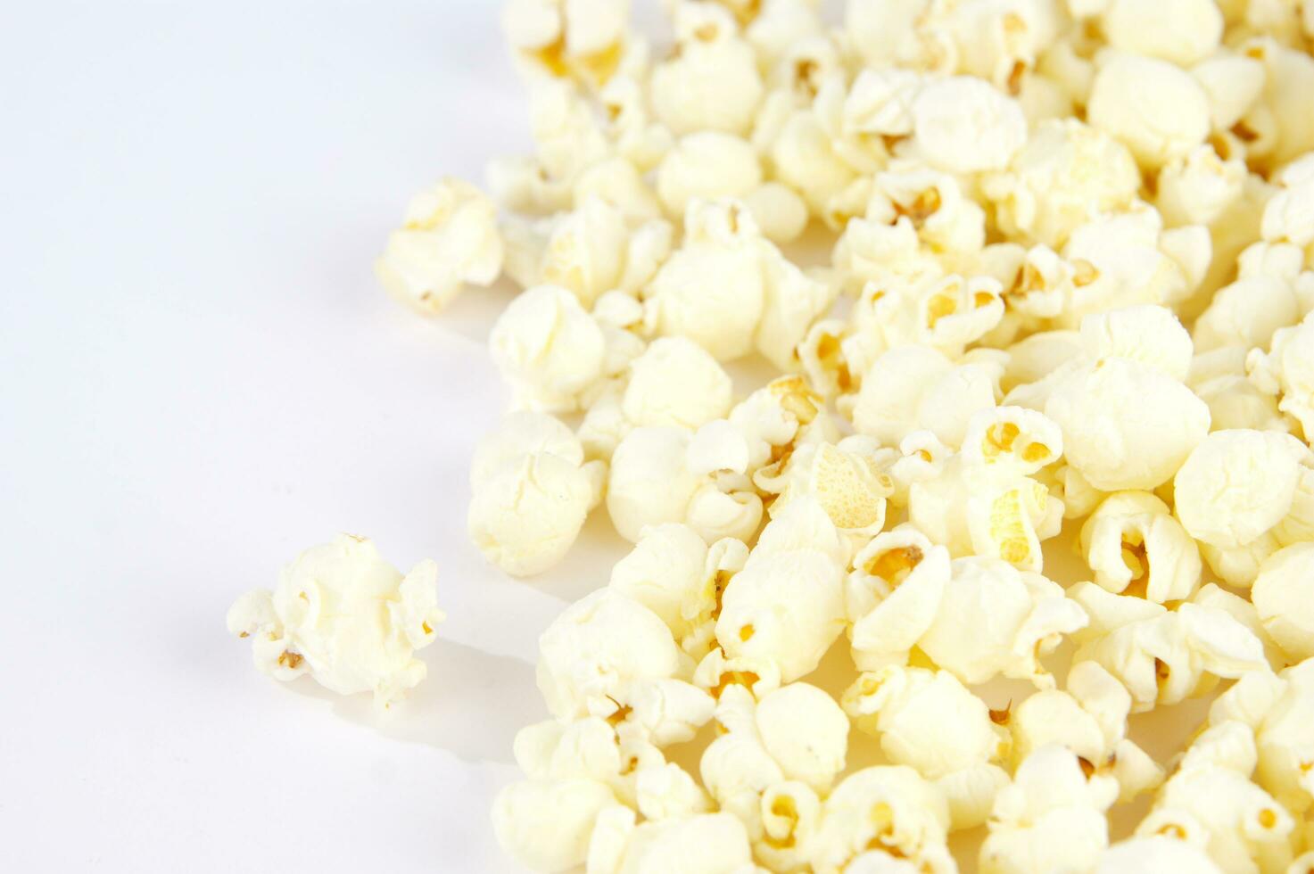 vier kleurrijk kommen van popcorn Aan een wit oppervlakte foto