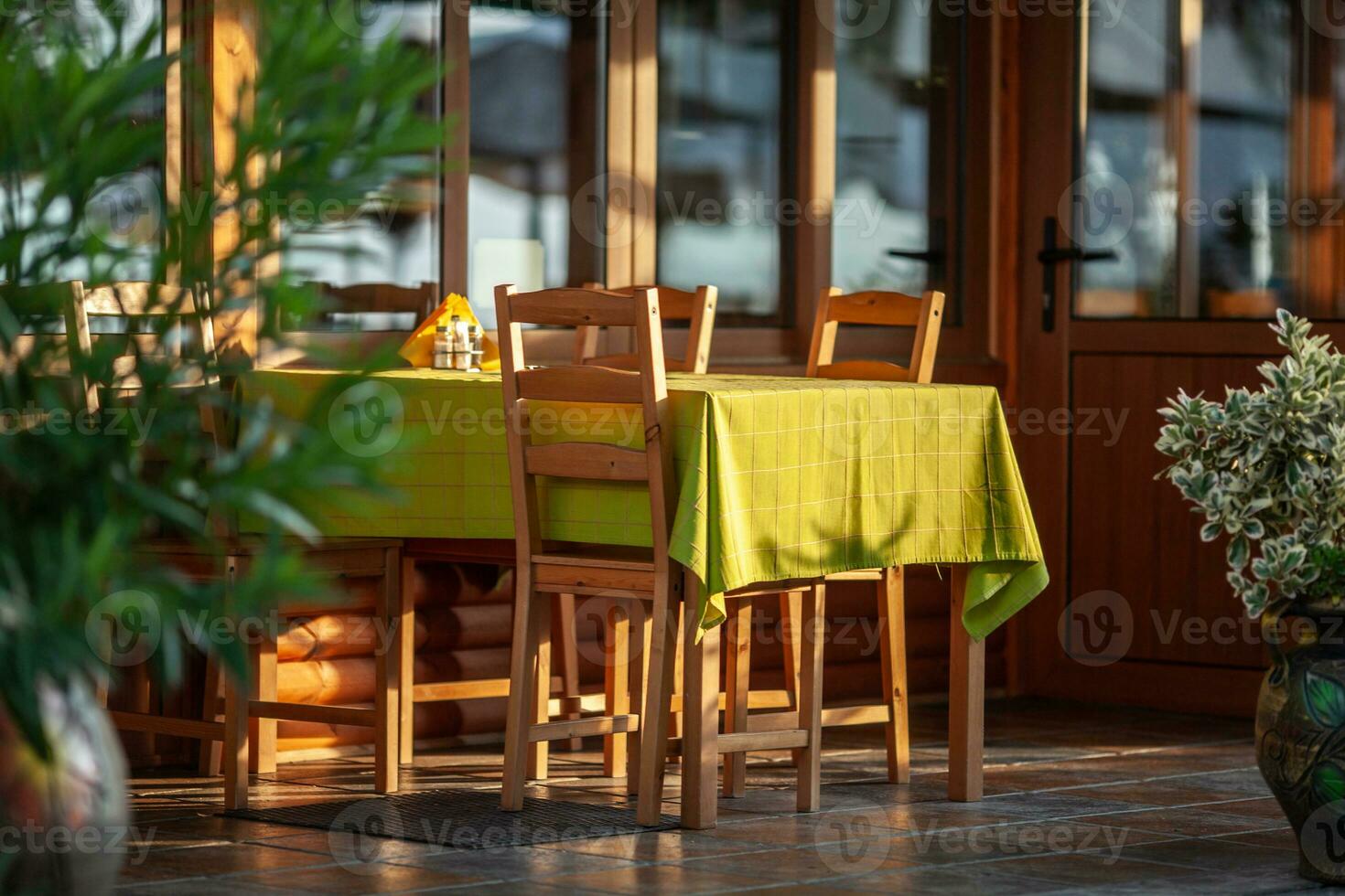 een cafe tafel in vers lucht foto